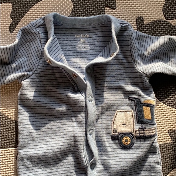 Baby Boy 0-3 months pajamas with buttons - Picture 2 of 2